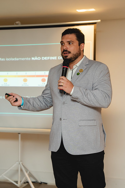 Eduardo Henrique ministrando uma palestra