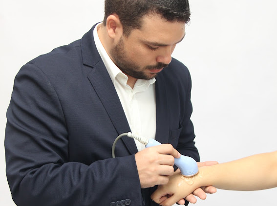 Eduardo Henrique aplicando ultrassom terapêutico